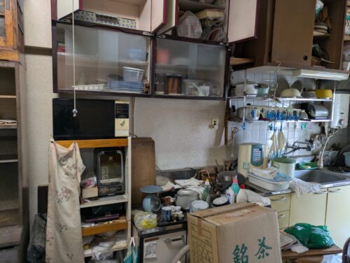 大量の残置物処分キッチン作業前3