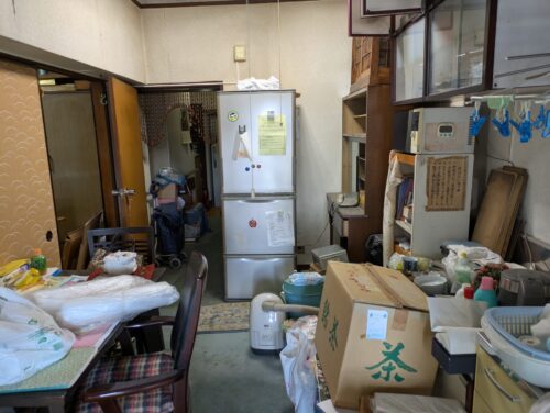 大量の残置物処分ダイニング作業前