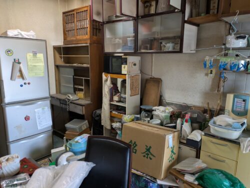 大量の残置物処分キッチン作業前2