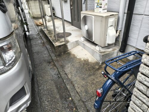 アパート前に生えた雑草作業後