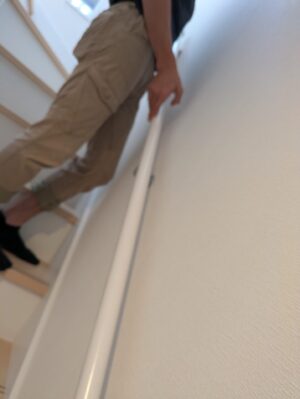 真ん中の手すりを取り付け