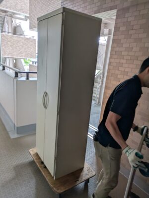 開き扉棚を台車でマンションの外へ搬出