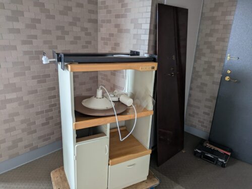 キッチン台を台車に乗せる、吊り下げ照明も一緒に