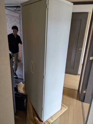 開き扉棚を毛布を敷いて搬出
