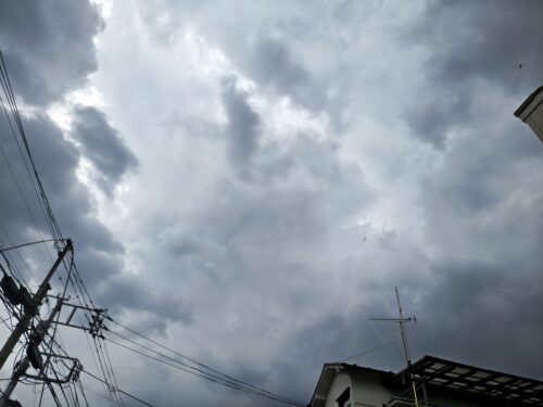 怪しい雨雲が急接近、ゲリラ豪雨になる予報