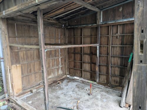 自作物置の棚板を全て撤去