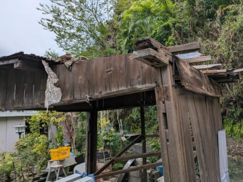 自作物置の屋根を剥がしていく