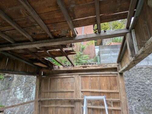 自作物置の屋根を剥がして、下から見た状態