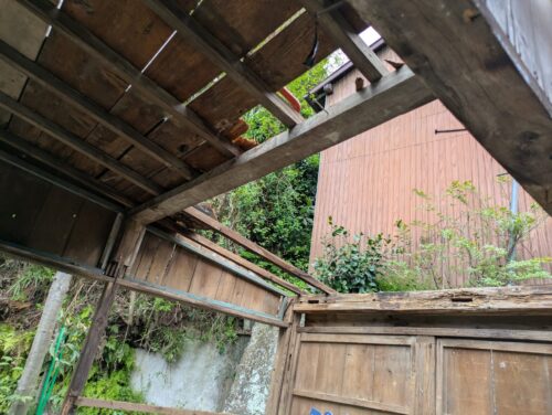 自作物置の屋根を半分程度解体