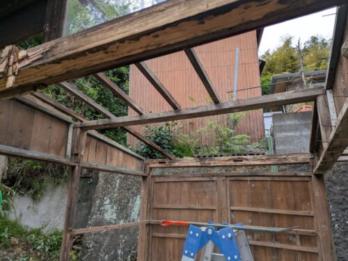 自作物置の屋根は枠だけの状態に