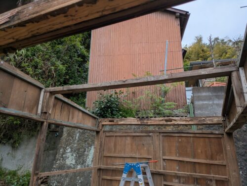 自作物置の屋根の枠を取り外す