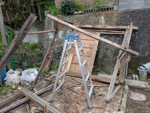 自作物置を傾けて崩す
