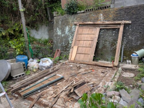 自作物置の柱部分を撤去