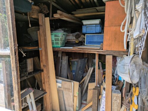 自作物置、解体前、中身がどっさり
