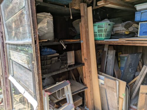 自作物置、解体前、棚の上にも物がたくさん