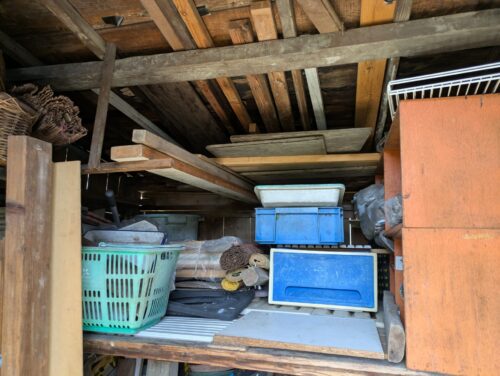 自作物置、解体前、天井まで物が置いてある