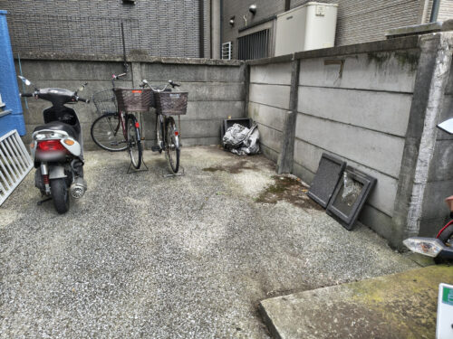 マンション駐輪場の草むしり作業後
