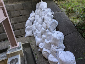 土嚢袋を残土処理センターへ運搬